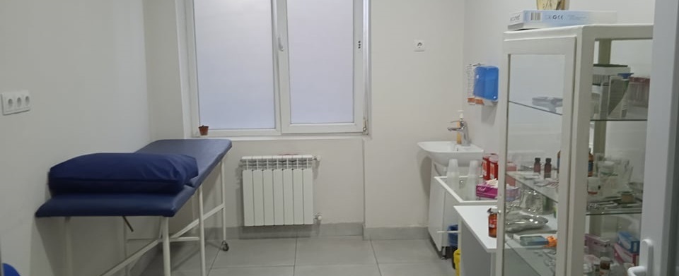 ოთახი 106 - პირველადი დახმარების ოთახი (აკადემიის თანამშრომლებისთვის და სტუდენტებისთვის)